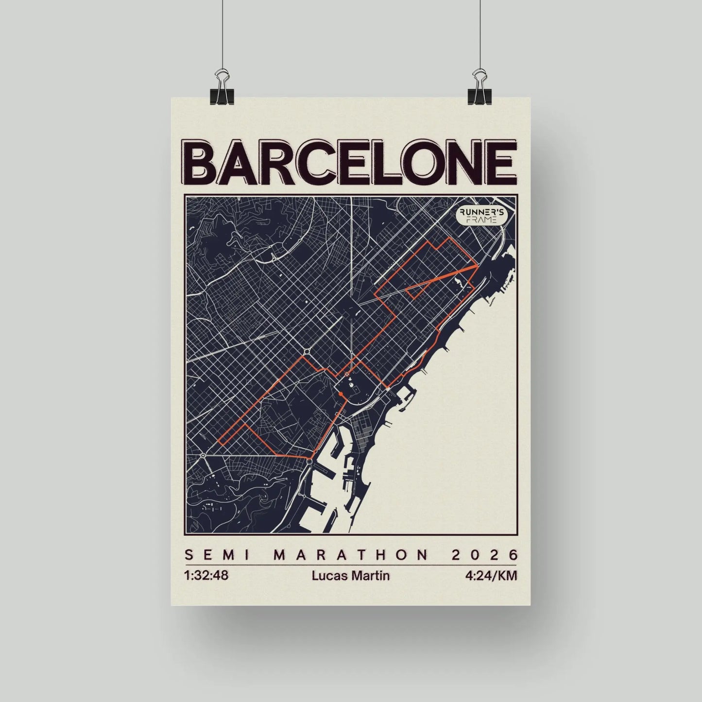 Poster A4/A5 personnalisé Runner's Frame, couleur sépia clair, avec carte de ville, tracé de course et exemple de temps du semi marathon de Barcelone.