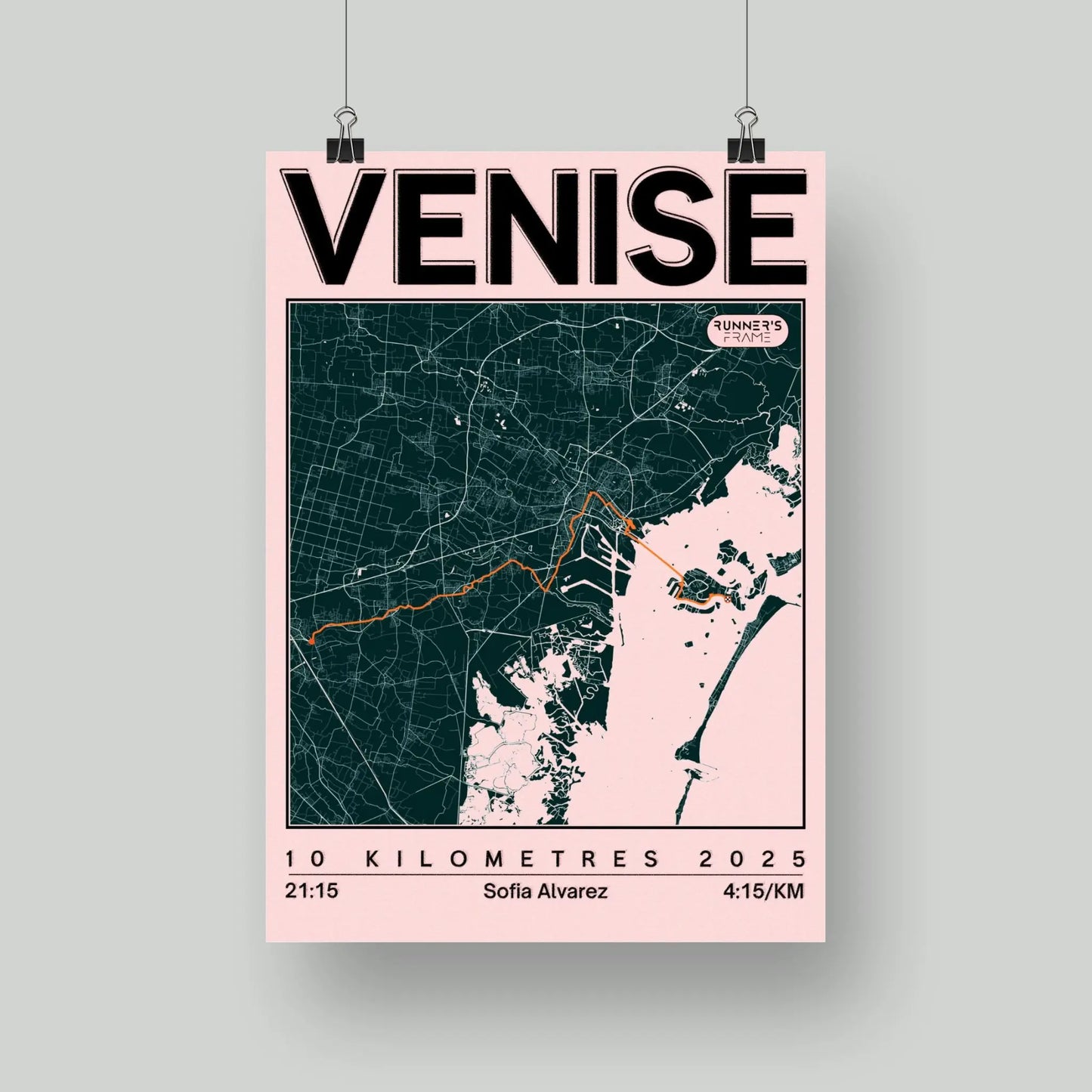 Poster A4/A5 personnalisé Runner's Frame, couleur Rose Gazette, avec carte de ville, tracé de course et exemple de temps du 10km de Venise.